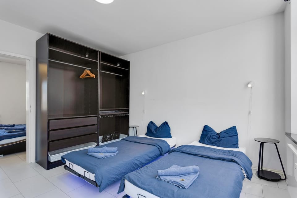 Bed, Bedroom, towels