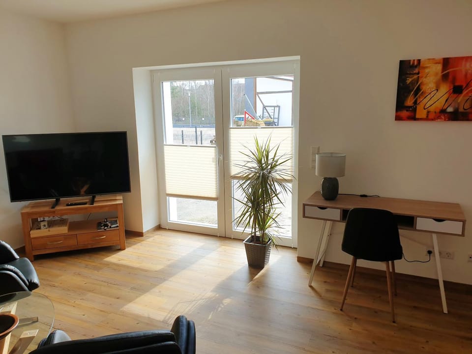 Communal lounge/ TV room, TV and multimedia, Living room, Seating area, Evening entertainment