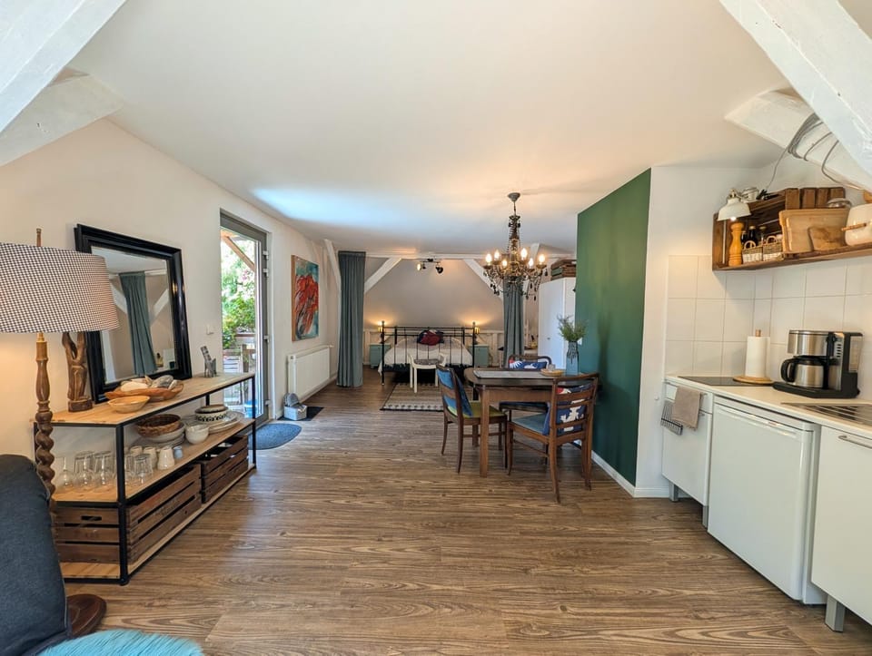 Bed, Kitchen or kitchenette, Dining area