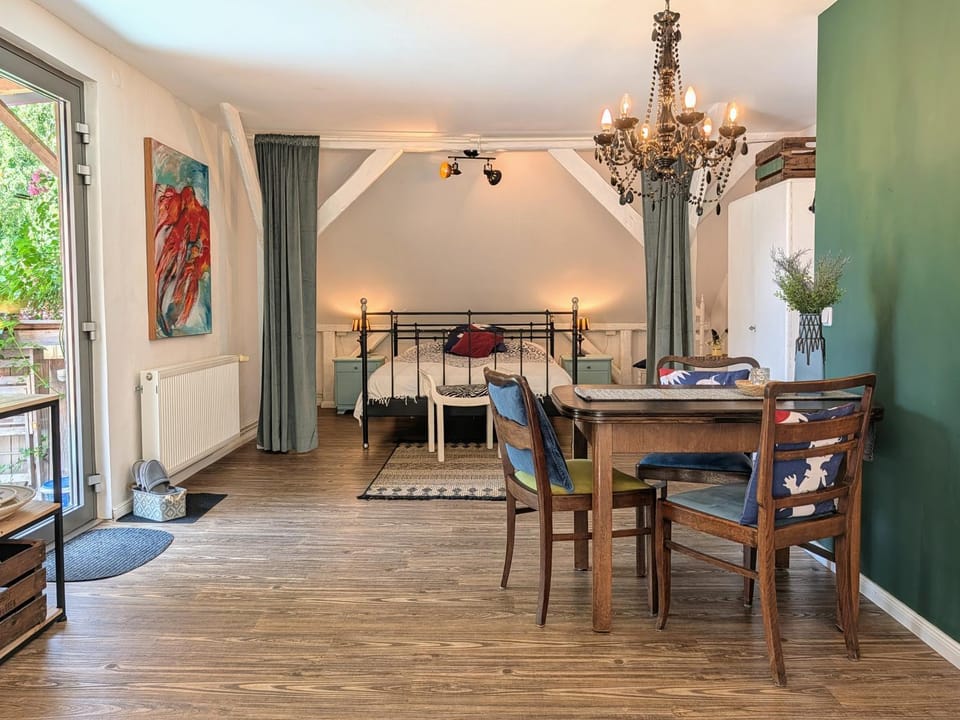 Bed, Dining area