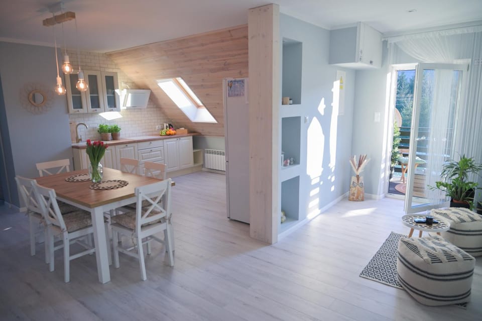 Communal lounge/ TV room, Kitchen or kitchenette, Living room, Seating area, Dining area, stove