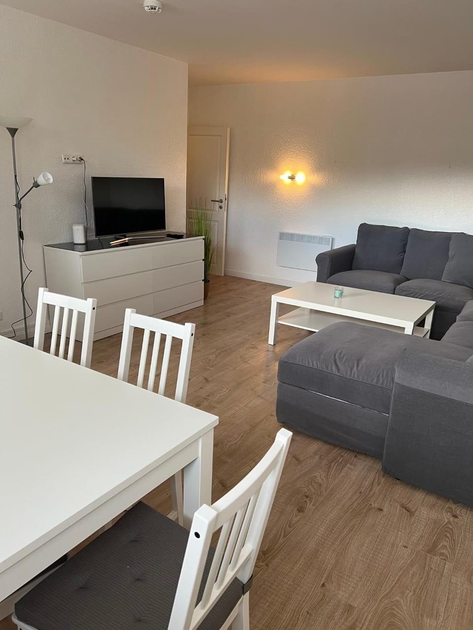 TV and multimedia, Living room, Seating area, Dining area