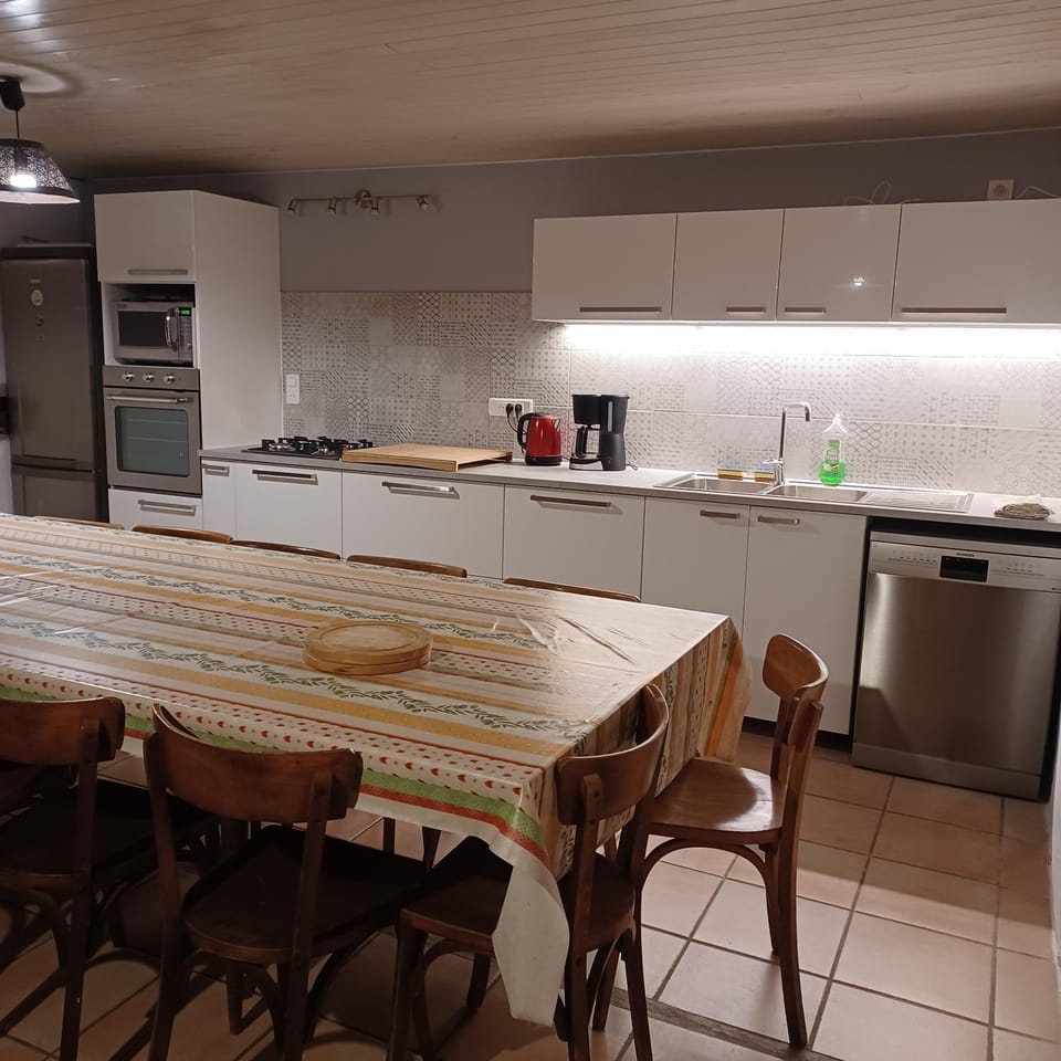 Kitchen or kitchenette, Dining area, dishwasher, oven, toaster