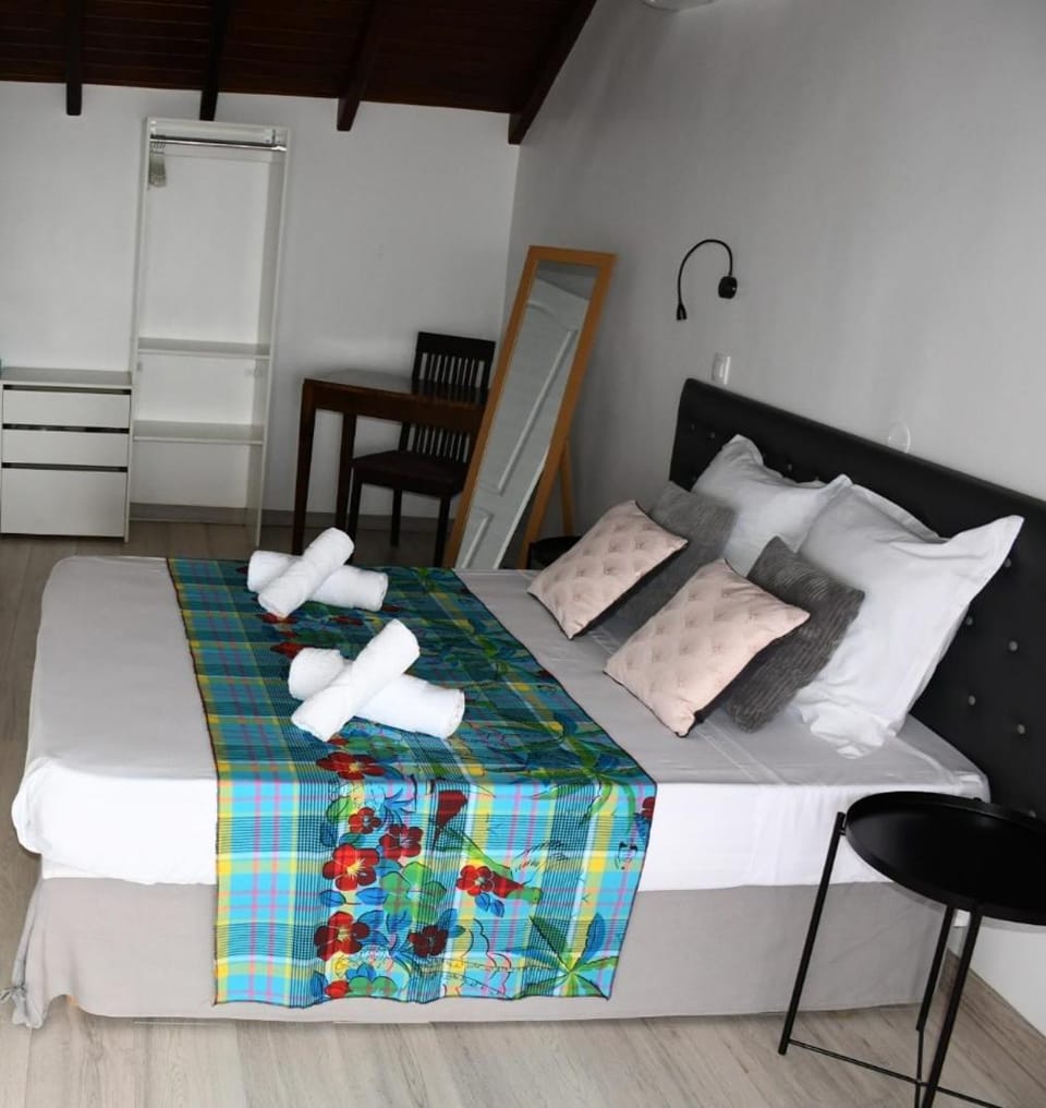 Duplex Rose Porcelaine - Vue Mer- Malendure Apartment in Bouillante