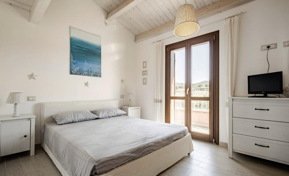Bed, TV and multimedia, Photo of the whole room, Bedroom