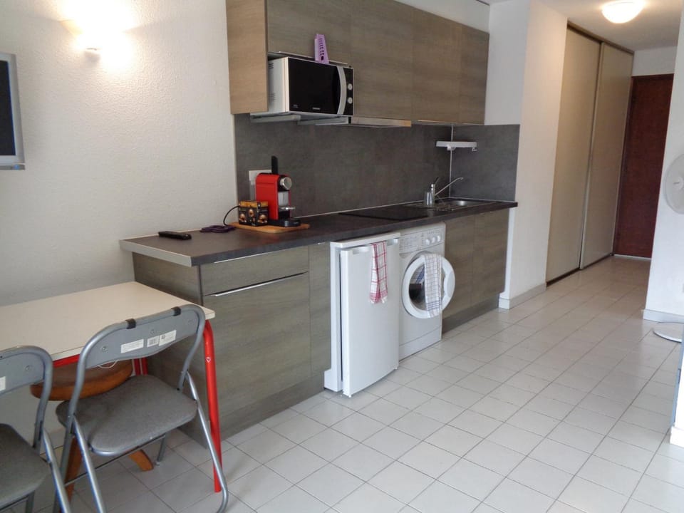 Dining area, minibar, stove, washing machine
