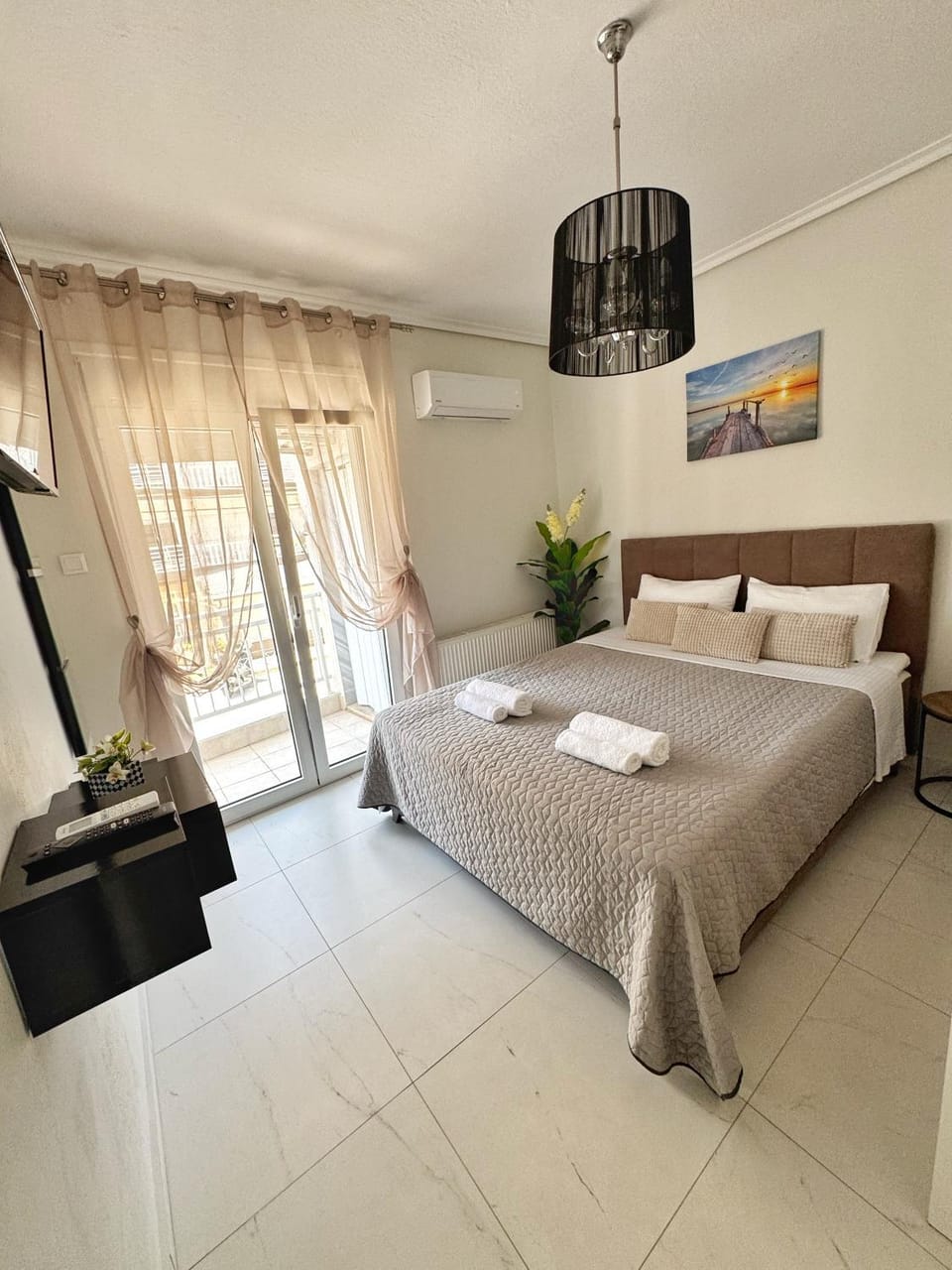 Bed, TV and multimedia, Bedroom, towels, air conditioner