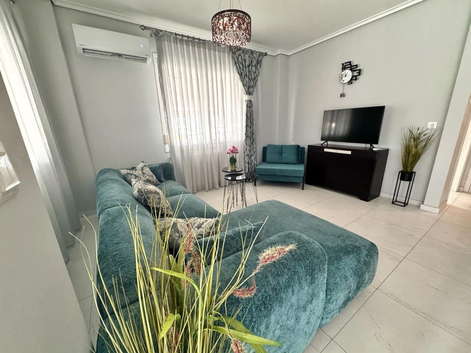 TV and multimedia, Living room, Seating area, air conditioner
