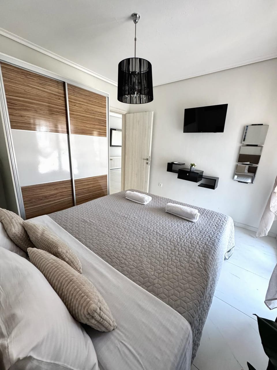Bed, TV and multimedia, Photo of the whole room, Bedroom, wardrobe