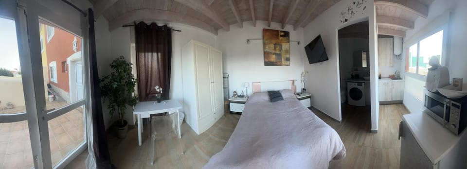 TV and multimedia, Kitchen or kitchenette, Living room, Seating area, Dining area