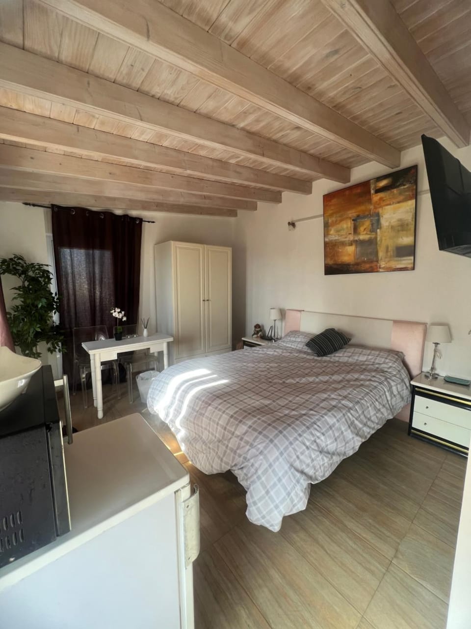 Bed, TV and multimedia, Photo of the whole room