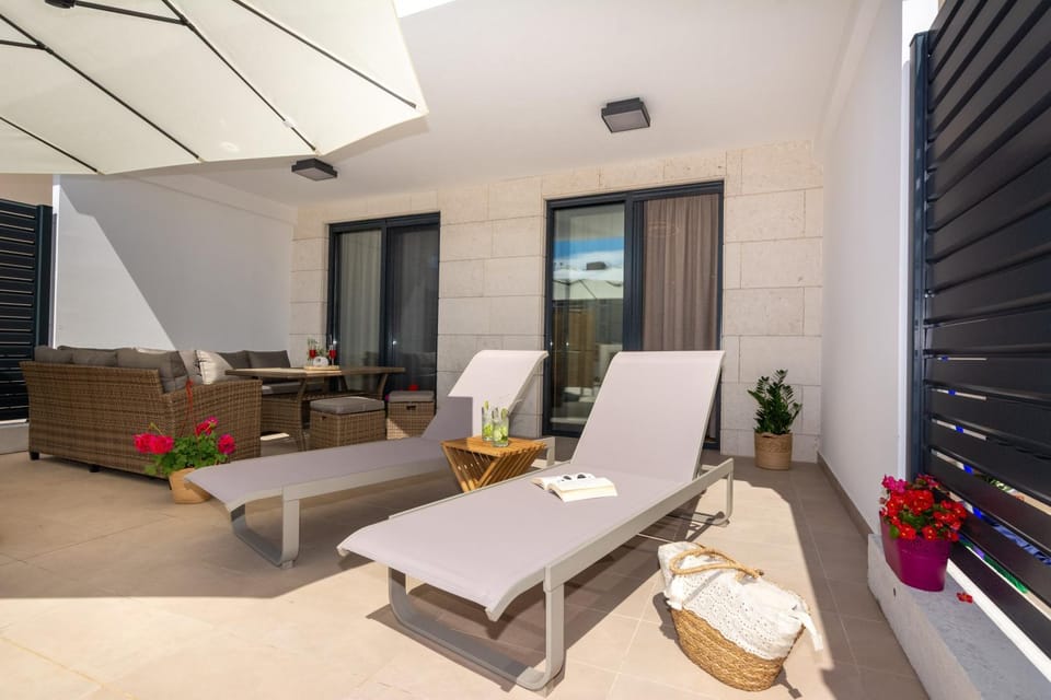 Patio, Balcony/Terrace, Seating area, sunbed