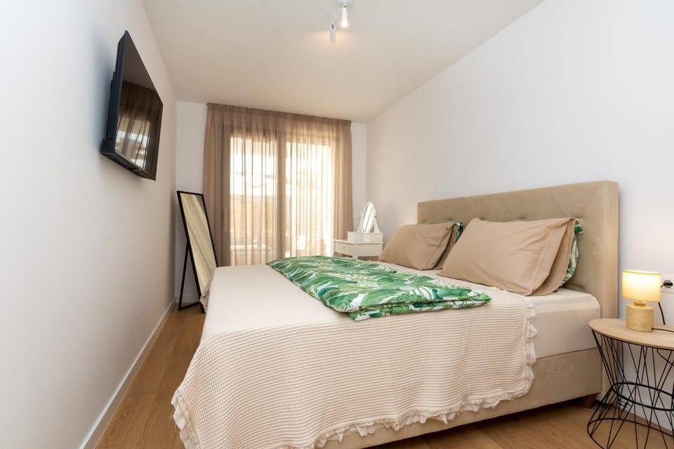 TV and multimedia, Photo of the whole room, Bedroom, air conditioner