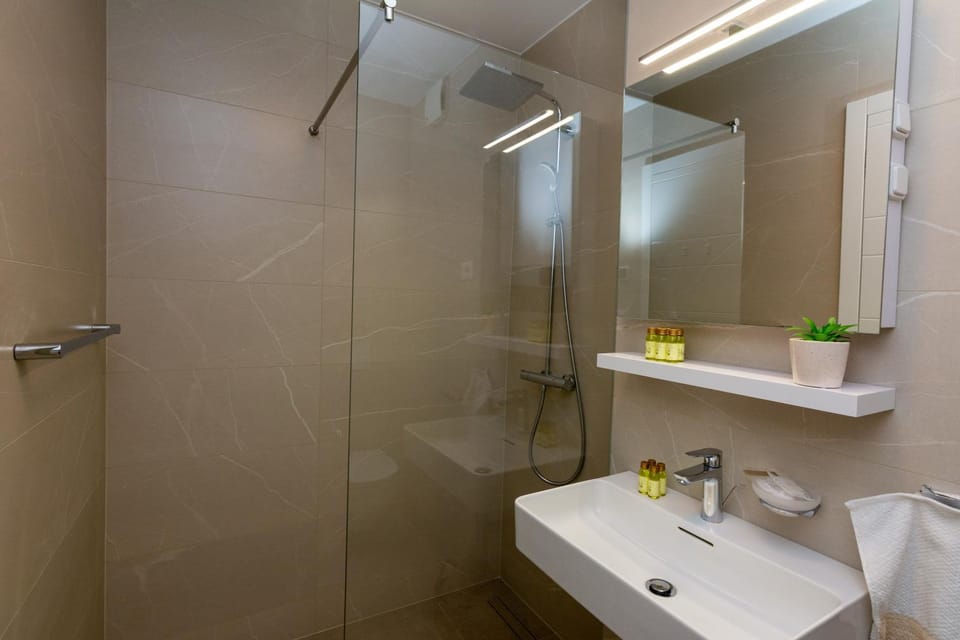 Shower, Toilet, Bathroom, heating, towels