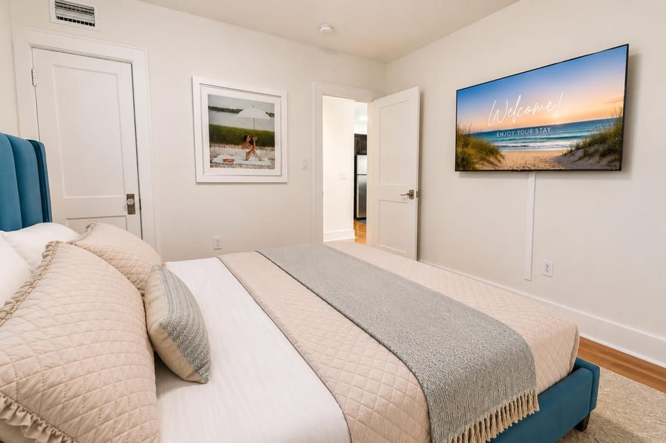TV and multimedia, Photo of the whole room, Bedroom