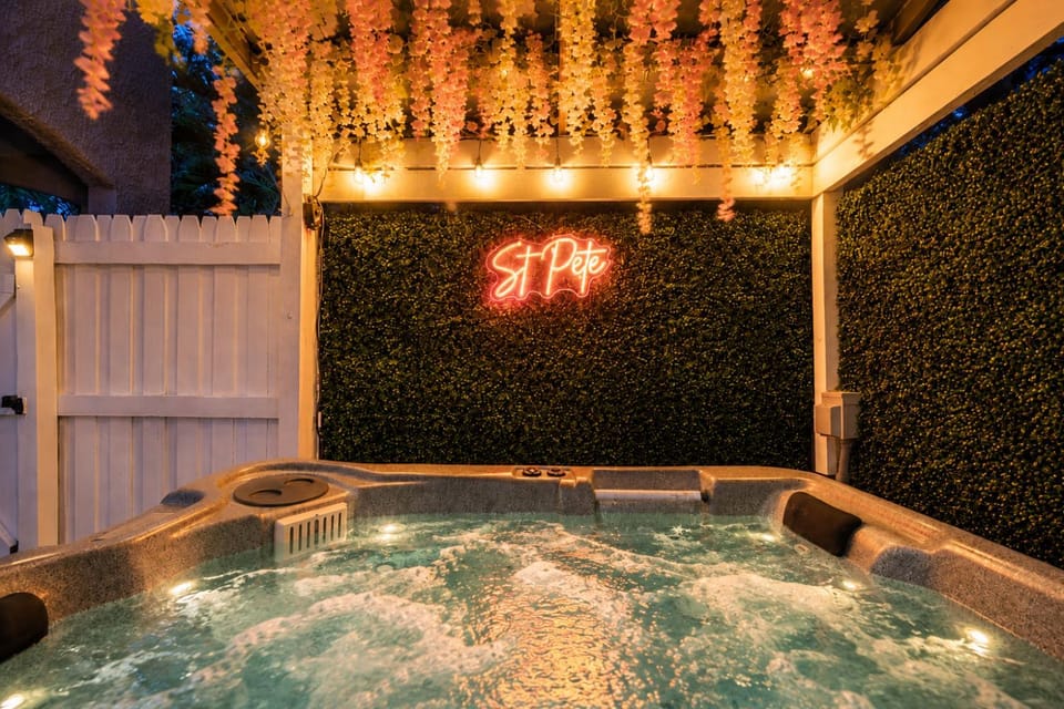 Patio, Night, Hot Tub, Decorative detail