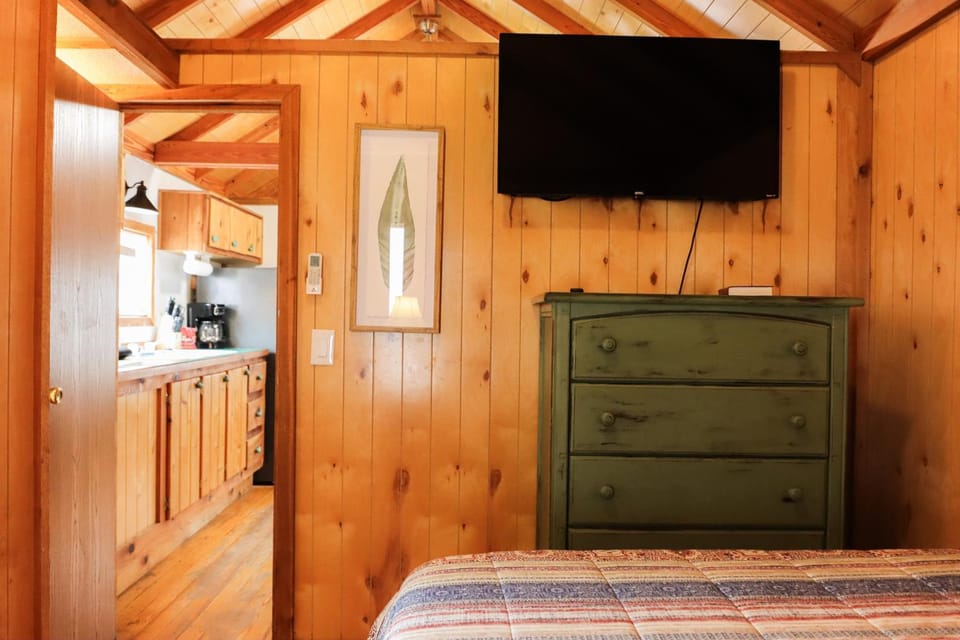 Bed, TV and multimedia, Bedroom