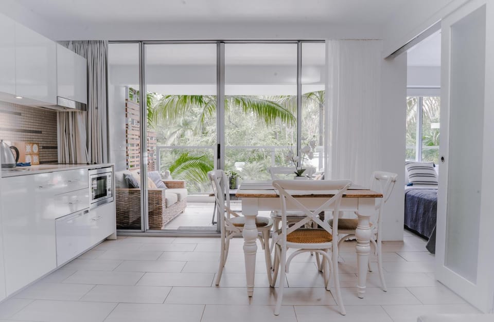 Kitchen or kitchenette, Dining area, dishwasher, minibar, stove