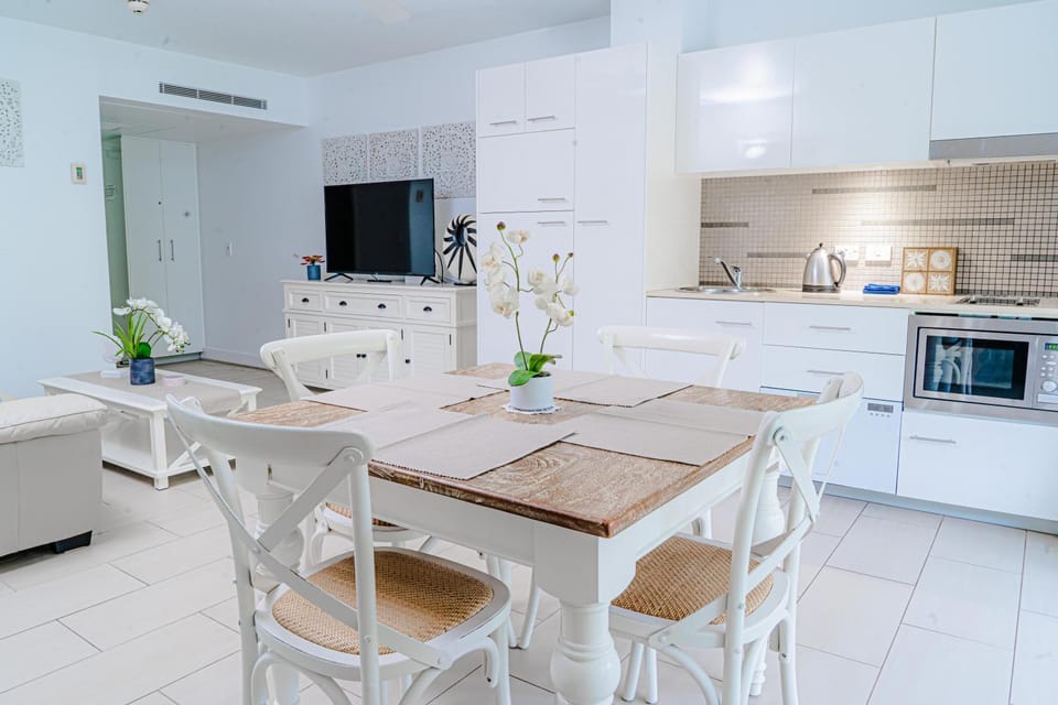 TV and multimedia, Kitchen or kitchenette, Living room, Seating area, Dining area, dishwasher, minibar, stove