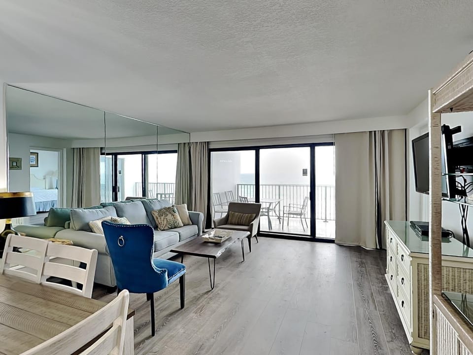 TV and multimedia, Balcony/Terrace, Living room, Seating area, furniture