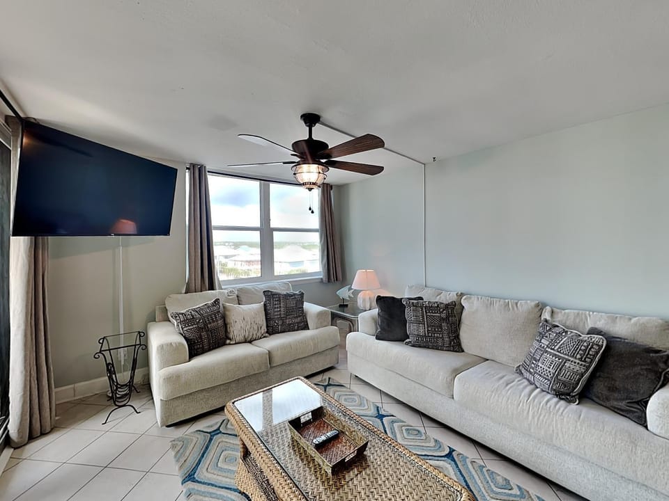 TV and multimedia, Living room, Seating area, Sea view, furniture