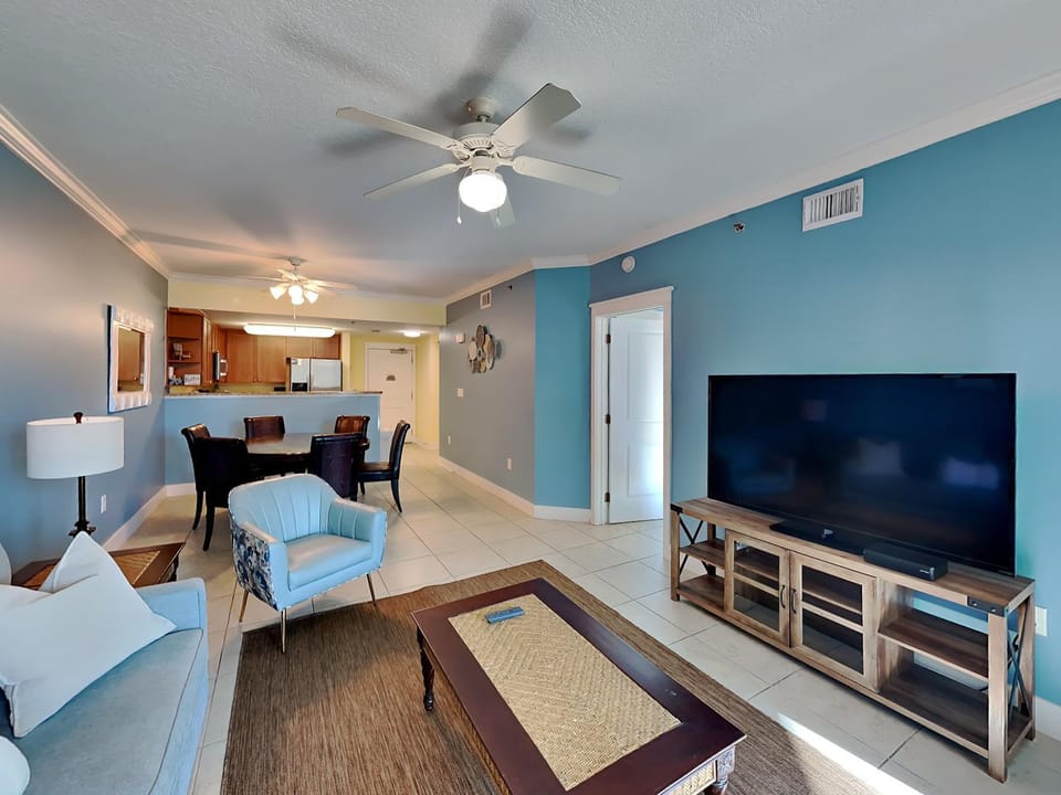 TV and multimedia, Kitchen or kitchenette, Living room, Seating area, Dining area
