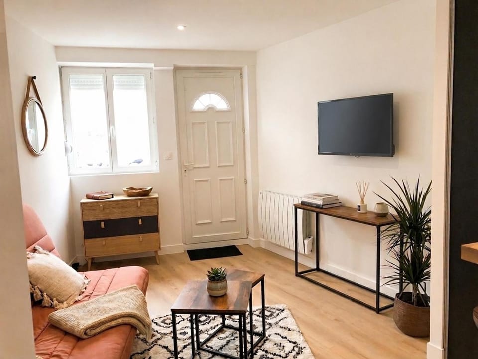 Bed, TV and multimedia, Bedroom
