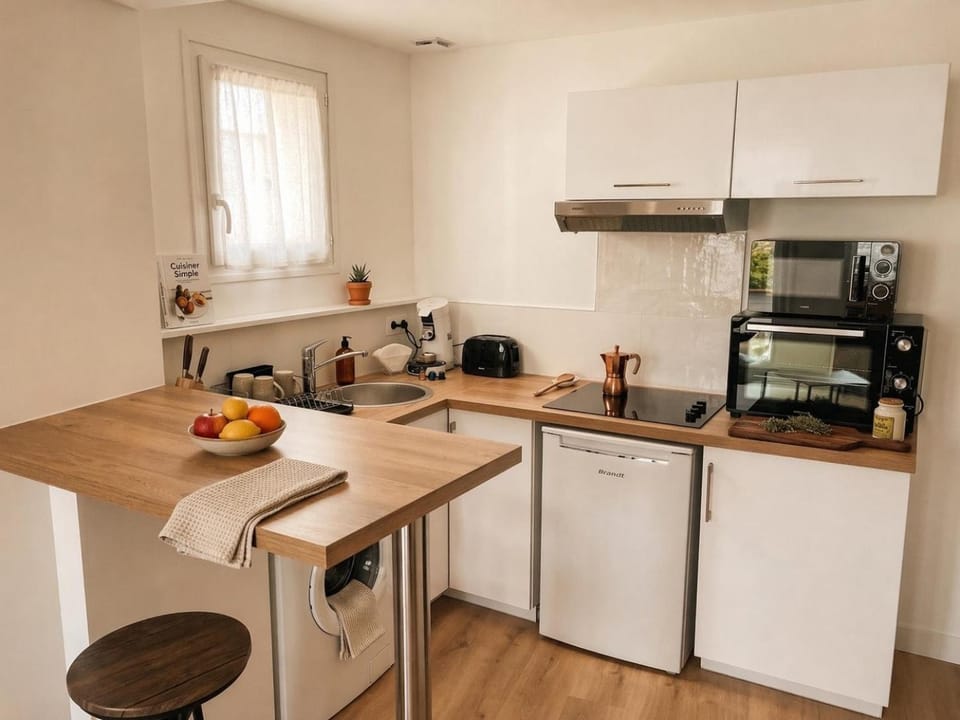 Coffee/tea facilities, Kitchen or kitchenette, Dining area, minibar, oven, stove, toaster, washing machine