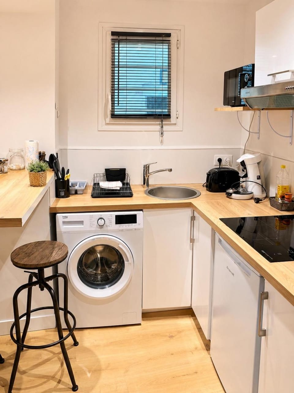 Coffee/tea facilities, Kitchen or kitchenette, Dining area, oven, stove, toaster, washing machine
