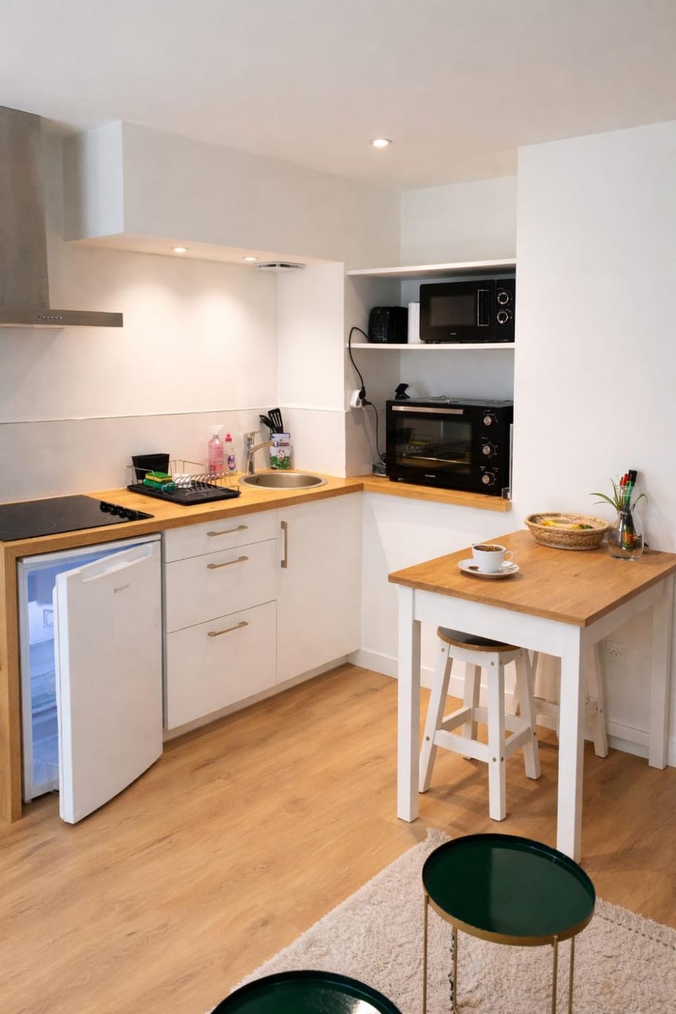 Coffee/tea facilities, Kitchen or kitchenette, Seating area, Dining area, oven, stove, toaster