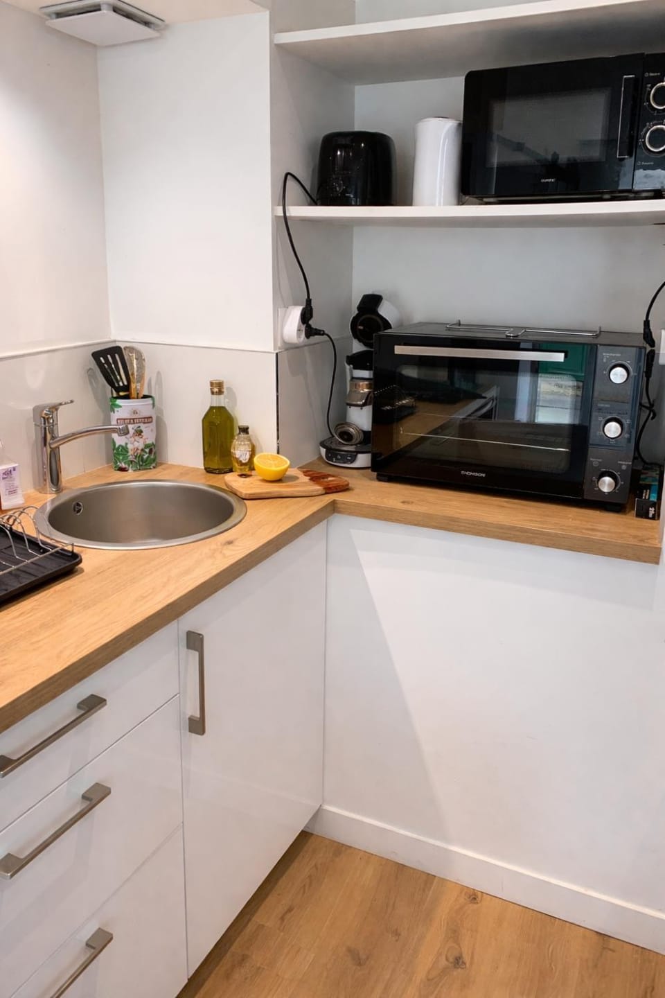 Coffee/tea facilities, Kitchen or kitchenette, oven, toaster