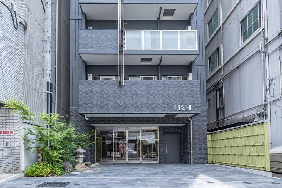 Property building, Facade/entrance, Day