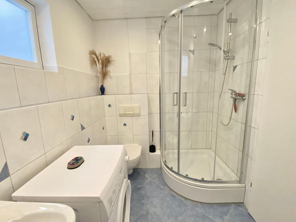 Shower, Toilet, towels