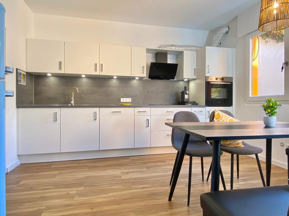 Kitchen or kitchenette, Dining area, dishwasher, minibar, oven, pet friendly, stove