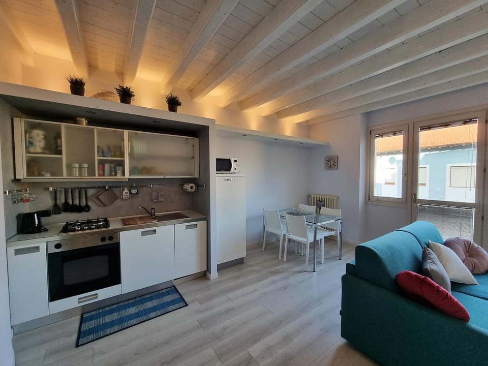 Kitchen or kitchenette, Living room, Dining area, minibar, pet friendly, stove