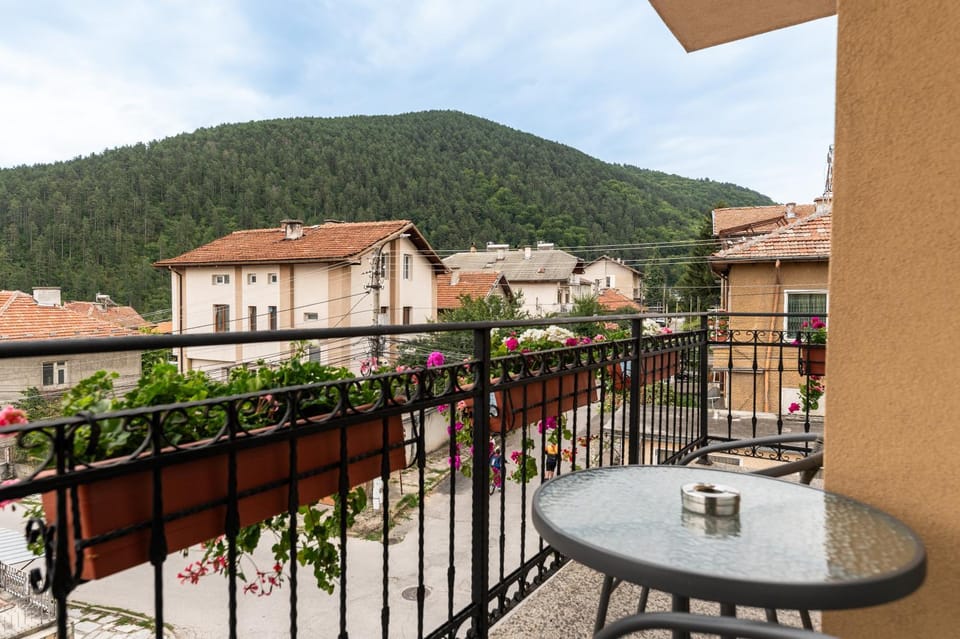 Property building, Patio, Day, Natural landscape, View (from property/room), Balcony/Terrace, Dining area, Mountain view