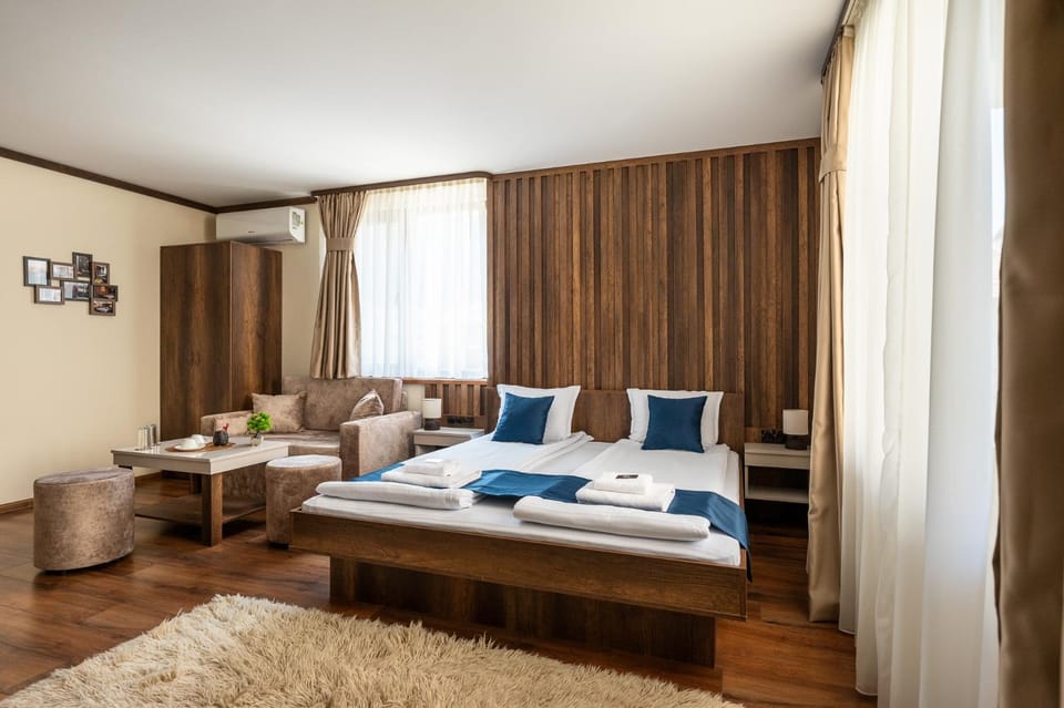 Bed, Living room, Photo of the whole room, Seating area, Dining area, Bedroom