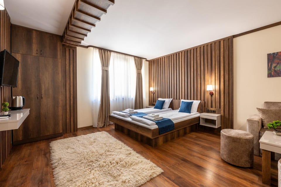 Bed, TV and multimedia, View (from property/room), Living room, Photo of the whole room, Seating area, Bedroom, towels