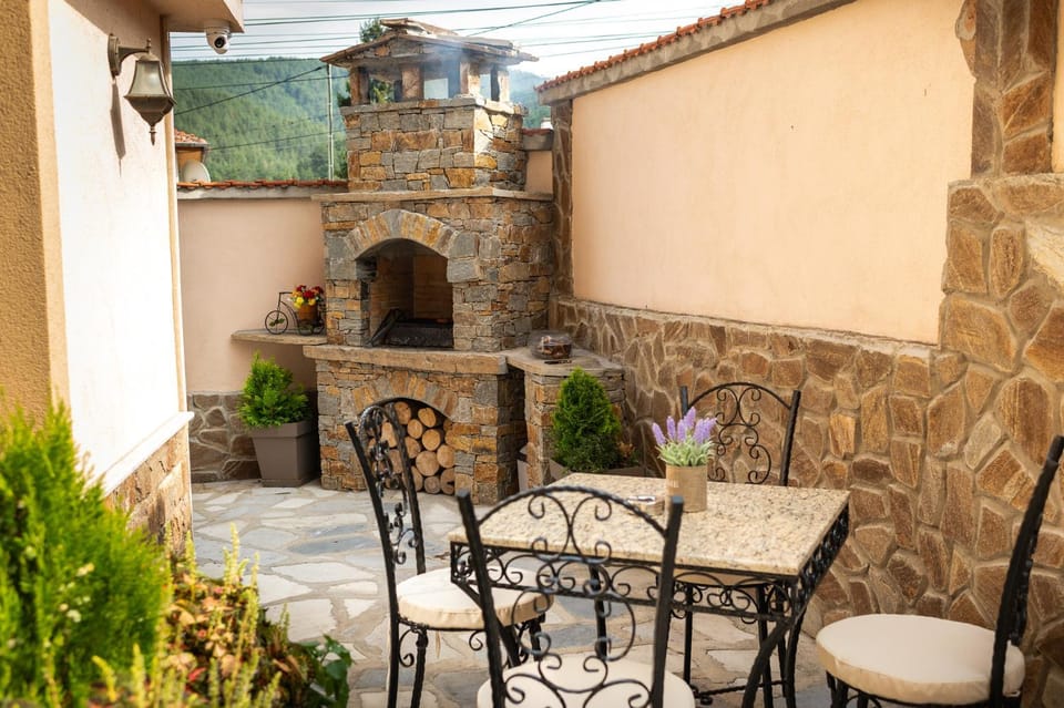 Property building, Patio, Day, BBQ facilities, Living room, Seating area, Dining area, On site
