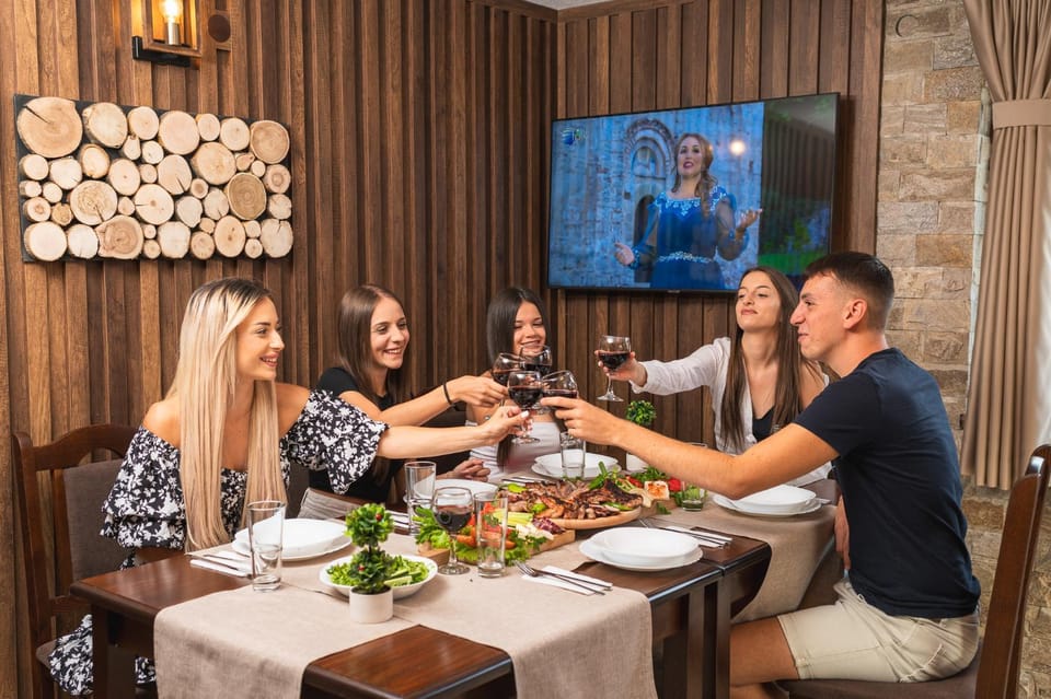 Restaurant/places to eat, People, TV and multimedia, Food and drinks, Banquet/Function facilities, Dining area, On site, Food, Guests, Lunch, Dinner, Drinks, Alcoholic drinks, group of guests, Family, heating