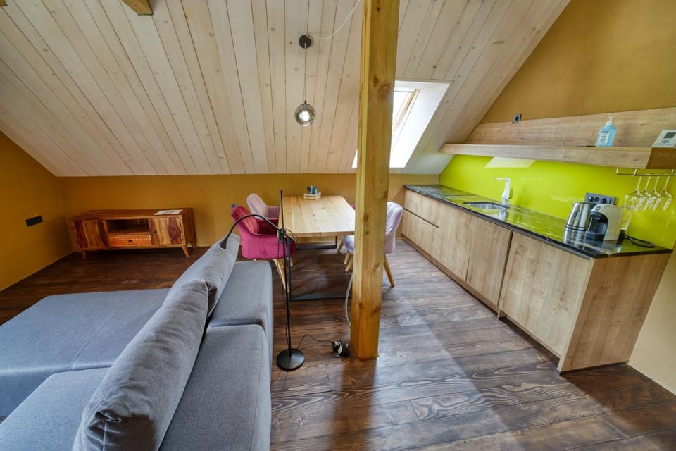 Kitchen or kitchenette, Seating area
