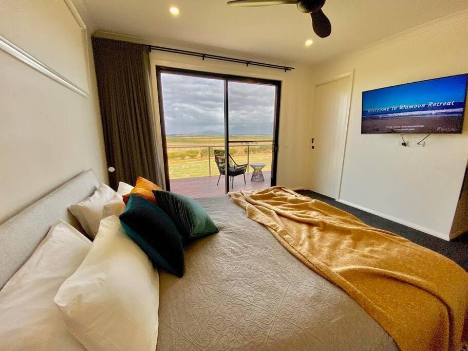 Bed, Natural landscape, TV and multimedia, Photo of the whole room, Bedroom