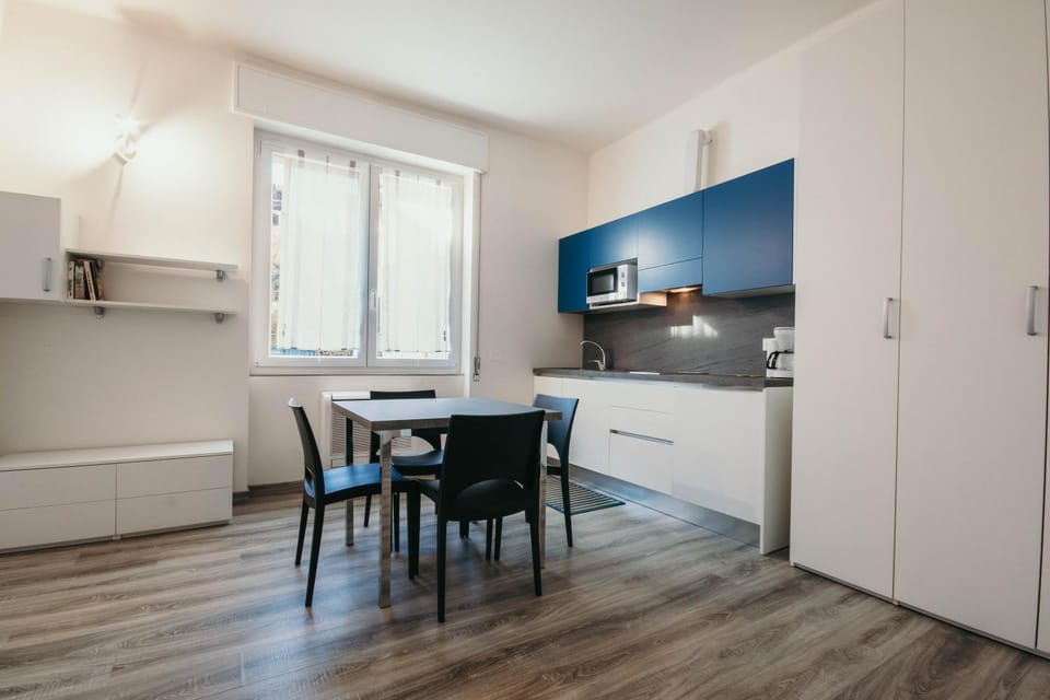 Kitchen or kitchenette, Dining area, minibar, stove