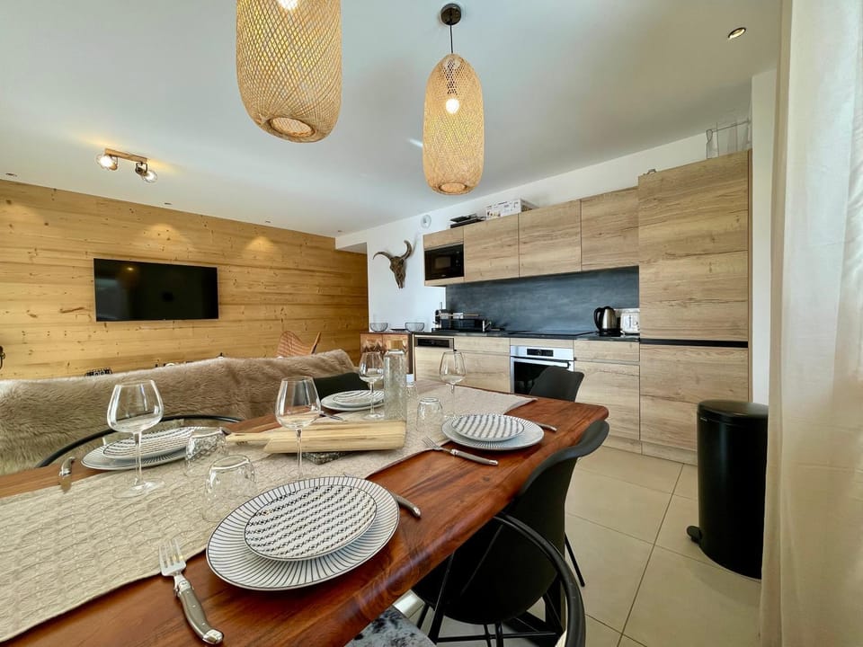 TV and multimedia, Living room, Seating area, Dining area, stove