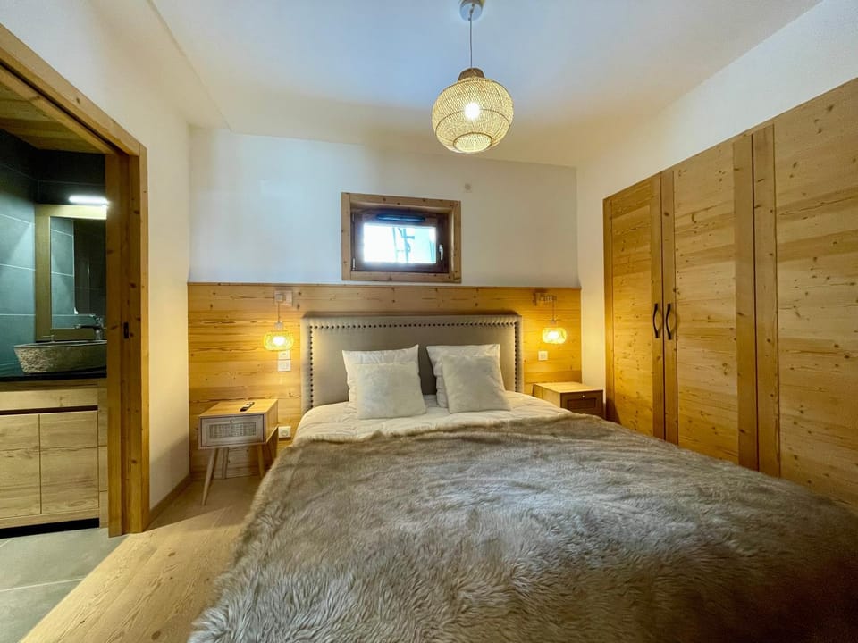 Photo of the whole room, Bedroom, wardrobe