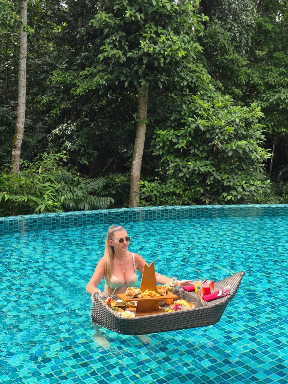 People, Natural landscape, Activities, Food and drinks, Food, Guests, Pool view