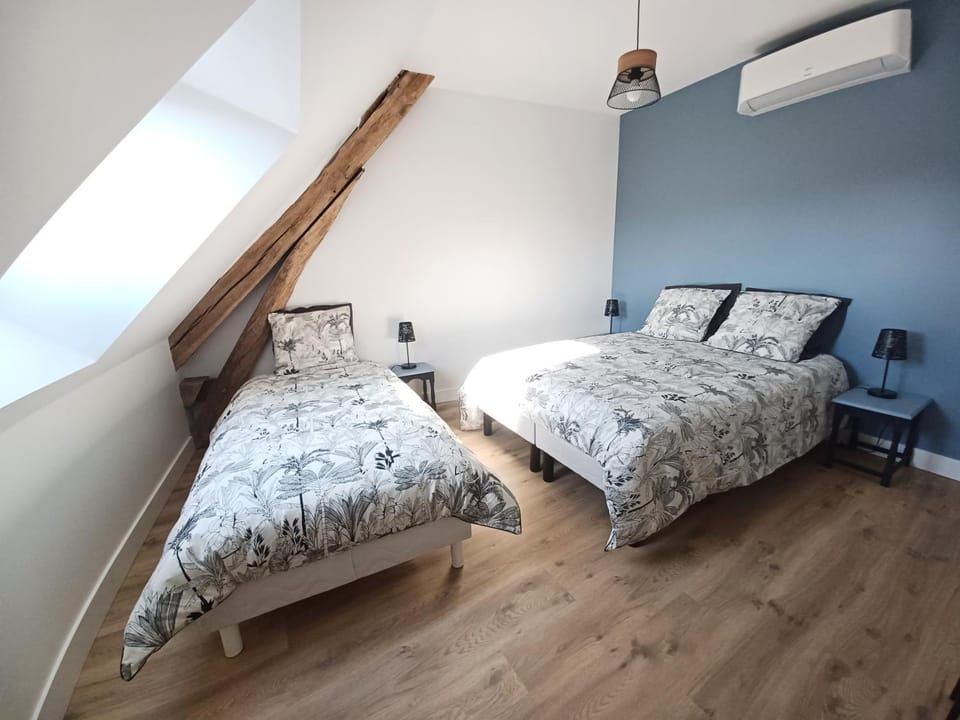Bed, Photo of the whole room, Bedroom, air conditioner