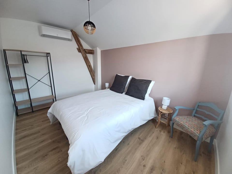 Bed, Photo of the whole room, air conditioner