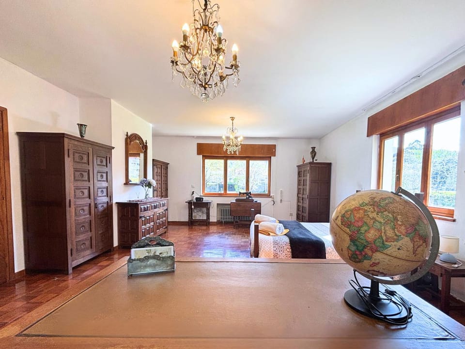 Bed, Seating area, Bedroom, wardrobe