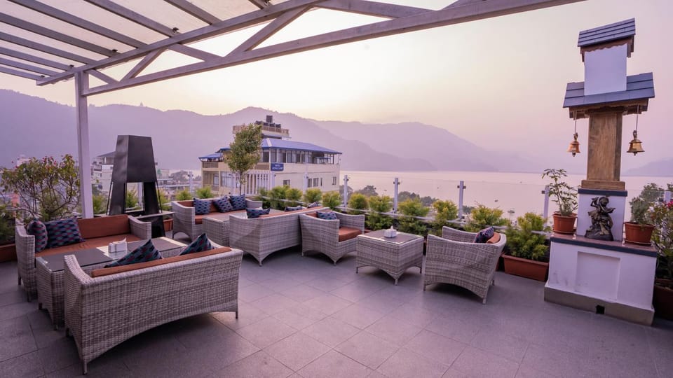 Restaurant/places to eat, Seating area, Lake view